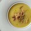 Картофельный крем-суп с копчёной свиной грудинкой и луком фри в Friends Market по цене 600