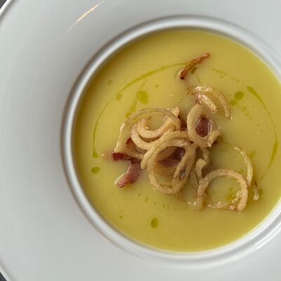 Картофельный крем-суп с копчёной свиной грудинкой и луком фри в Friends Market по цене 600 ₽