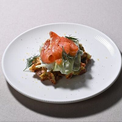 Вафли из кабачков с греческим соусом и лососем в Massimo по цене 840 ₽