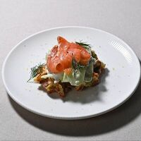 Вафли из кабачков с греческим соусом и лососем в Massimo