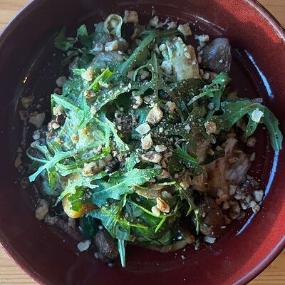 Теплый салат с печенью цыпленка в Sofa&par по цене 290 ₽