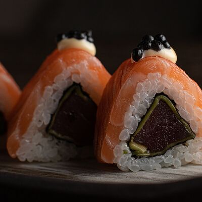 Ролл Лосось и тунец с лимонным айоли в Asian Hands по цене 1776 ₽