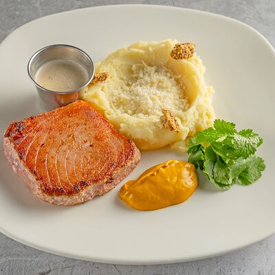 Стейк из тунца с пюре в Мидийное место по цене 1340 ₽