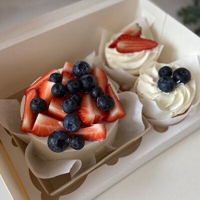 Бенто и 2 капкейка Ягодная горка в Амрита по цене 2750 ₽