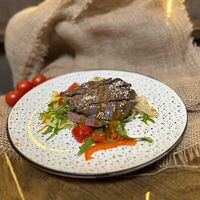 Теплый салат из телятины в Lesnik