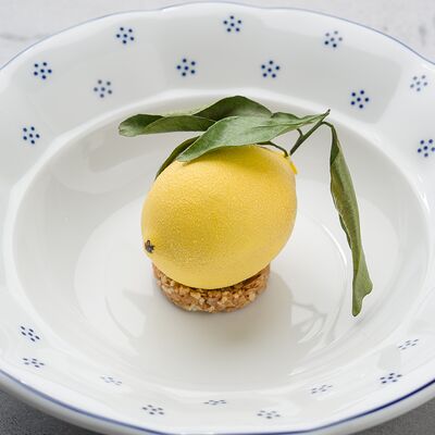 Пирожное Лимонв Август бистро по цене 520 ₽