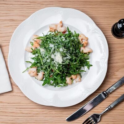 Рукола с креветками, авокадо и томатами в Болконский по цене 950 ₽