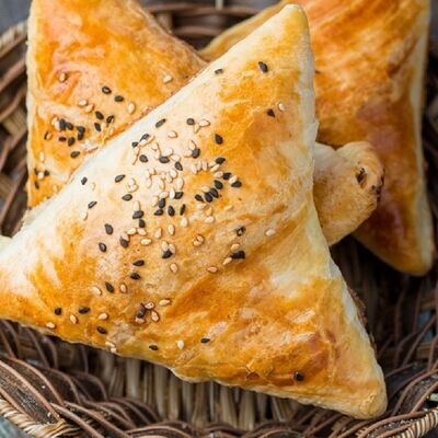 Самса слоенная с картошкой и мясом в Бакинский Chef по цене 210 ₽