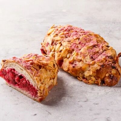 Круассан Тюссон с клубникой в Круассан-кафе по цене 245 ₽