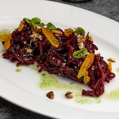 Салат с печеной свеклой, орехами и вялеными абрикосами в Катюша Katyusha по цене 320
