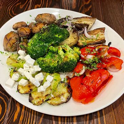 Большая тарелка овощей гриль в Трактир Колесо по цене 1243 ₽