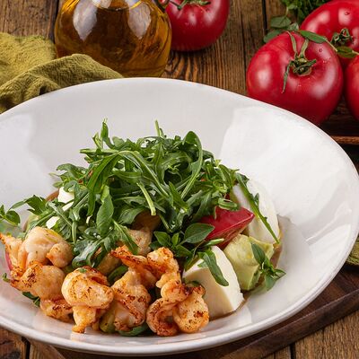 Салат с креветками, авокадо и моцареллой в Сыроварня по цене 990 ₽