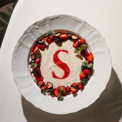 Амарантовая каша с садовыми ягодами в Salone pasta & bar по цене 950 ₽