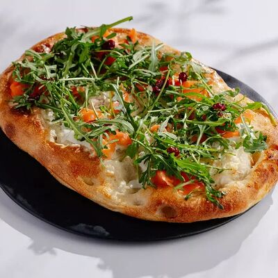 Пицца Форель-страчателла и брусника в Vinch по цене 1550 ₽