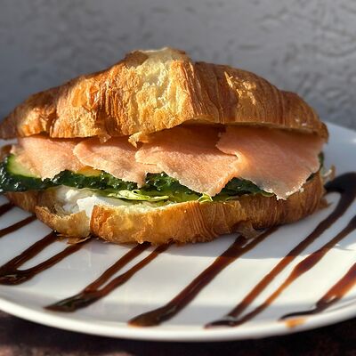 Круассан с лососемв Собрание по цене 560 ₽