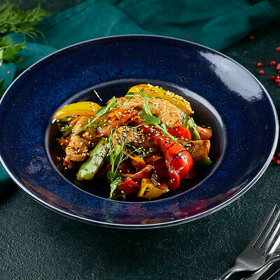 Теплый салат с курицей в Тбилисити по цене 630 ₽