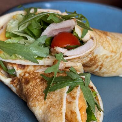 Ролл из омлета с индейкой и хумусом в Savoiardi по цене 490 ₽