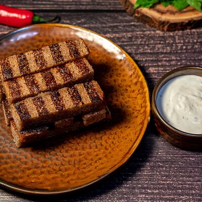 Чесночные гренки со сметанным соусом в Бар на Рассвете по цене 360 ₽