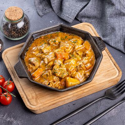 Пряное жаркое из куриного бедра в Encore Cafe по цене 960 ₽
