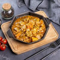 Пряное жаркое из куриного бедра в Encore Cafe