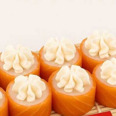 Ролл Филадельфия вулкан с нежным кремом копченый лосось в Ясураги по цене 775 ₽