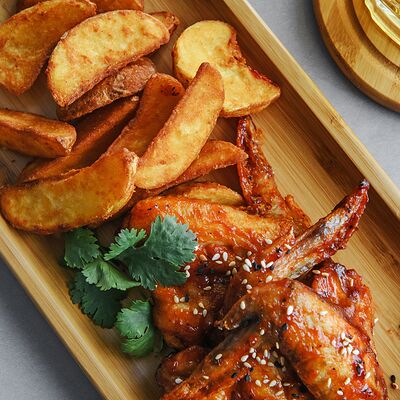 Острые куриные крылышки с картофельными дольками в Yuzawa Sushi по цене 340 ₽