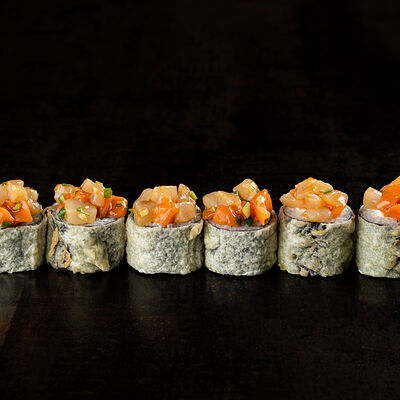 Горячий ролл Тартар лосось-гребешок в Джонга по цене 520 ₽