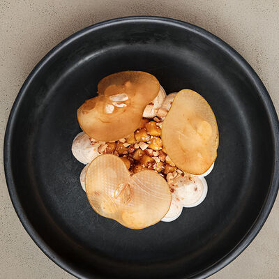 Карамельное яблоко, меренга, крем с корицей, миндаль в Folk по цене 590 ₽