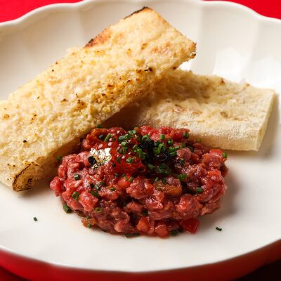 Тартар из говядины с чипсами из батата и пармезаном в SAGA по цене 620 ₽