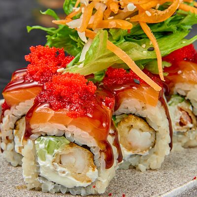 Внутри креветка, сыр и огурец, сверху лосось унаги и икра масаго в 96 азиаток по цене 1015 ₽