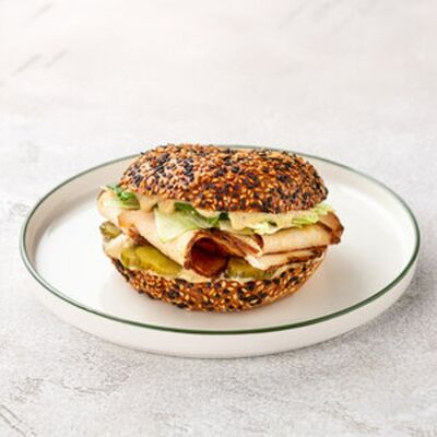 Бейгл с пастрами из индейки в Шоколадница по цене 620 ₽