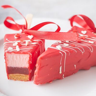 Чизкейк на палочке клубникав Сладкое бюро по цене 450 ₽