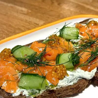 Д бутерброд с лососем и огурцом в Вольсов по цене 630 ₽