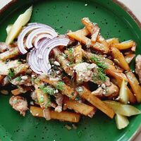 Жареная картошка по-домашнему с луком и двойным мясом в Черёхин