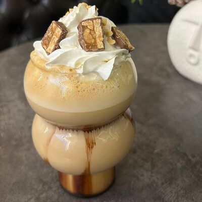 Сникерс авторский латтев Кофейня Бодрячино по цене 500 ₽