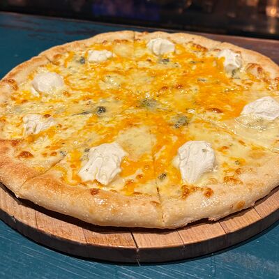 Пицца Четыре Сыра 28 см в La Catrina по цене 820 ₽