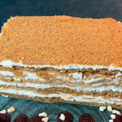 Медовик в Moslounge & Bar по цене 400 ₽