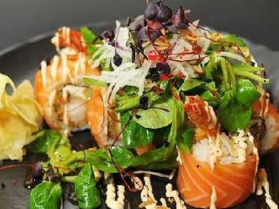 Ролл никкей с креветкой панко, лососем и соусом спайси айоли в Papaya по цене 1104 ₽