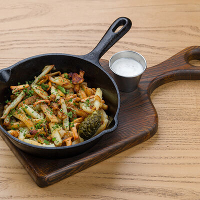 Картофель с грибами из дровяной печи со сметаной в Разжигатели по цене 490 ₽