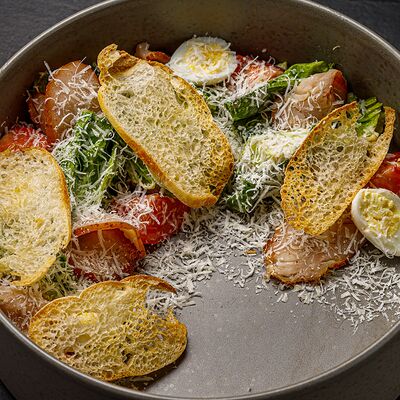 Цезарь с копчёной индейкой в MEAT HAPPENS BBQ по цене 870 ₽