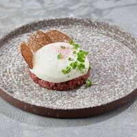 Тартар из мраморной говядины с гратеном в Come Mode Cafe