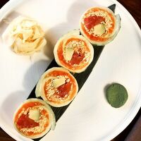 Фреш ролл с крабом, тунцом и форелью в огурце в More More