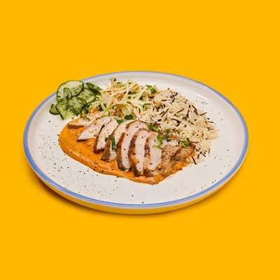 Чикен-плейт с соусом ромеско, рисом, коул слоу и малосольным огурчиком в Крутые желтки по цене 560 ₽