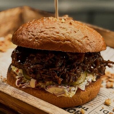 Бургер с рваной говядиной барбекю в Дровосек по цене 670 ₽