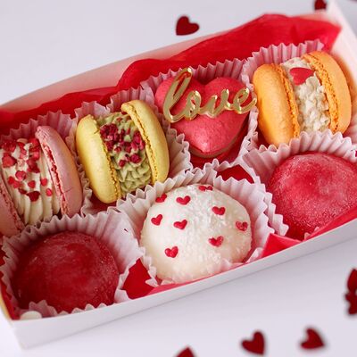 Набор десертов моти и макарон с сердечкамив Miracle bakery по цене 2350 ₽