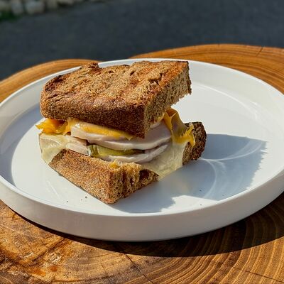 Гриль-чиз с цыпленком в COFFEEKATE по цене 500 ₽