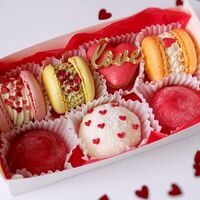 Набор десертов моти и макарон с сердечкамив Miracle bakery