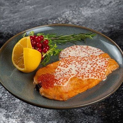 Семга под соусом Бешамель с красной икрой в Броско Premium Grill по цене 2540 ₽