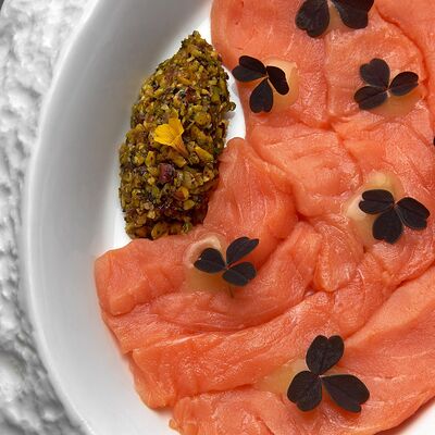 Лосось с бальзамическим соусом и фисташковой гремолатой в Великий Goodwine по цене 990 ₽