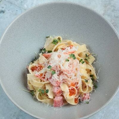 Феттуччине с камчатским крабом, красной икрой и винным соусом в Tre/Quarti по цене 1080 ₽